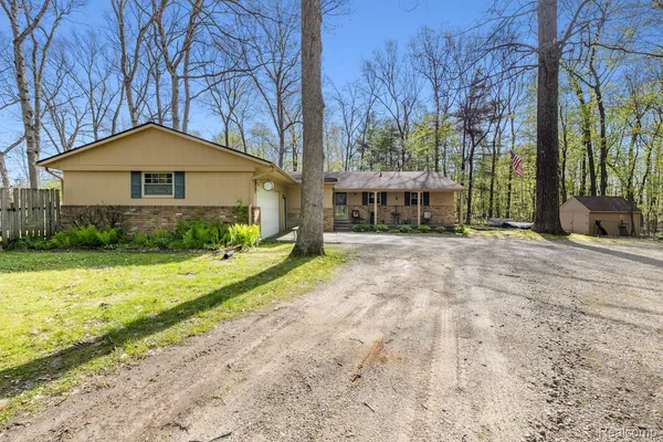$475,000 | 2700 North Hacker Road, Howell, MI 48855
