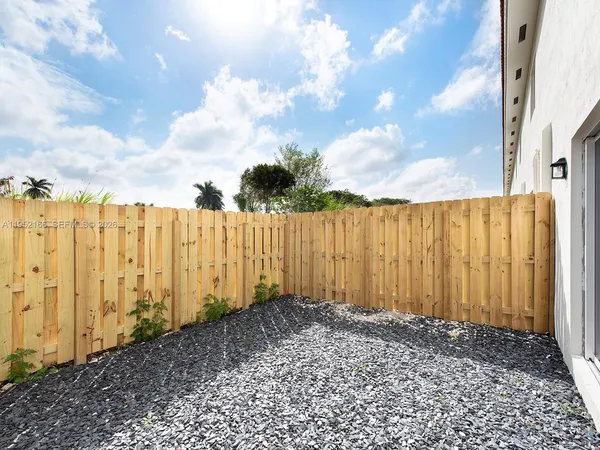 a view of a backyard