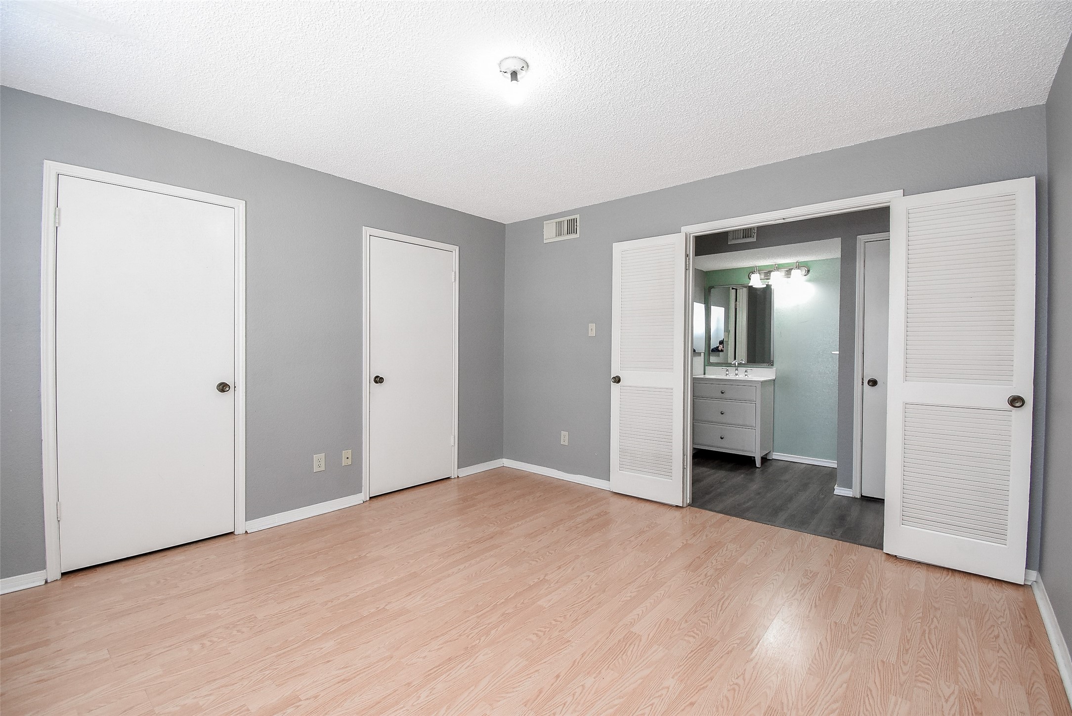 1515 Sandy Springs Road, Unit 1006 Houston, TX 77042 - Photo 13 of 35 a view of a room with a gallery and wooden floor
