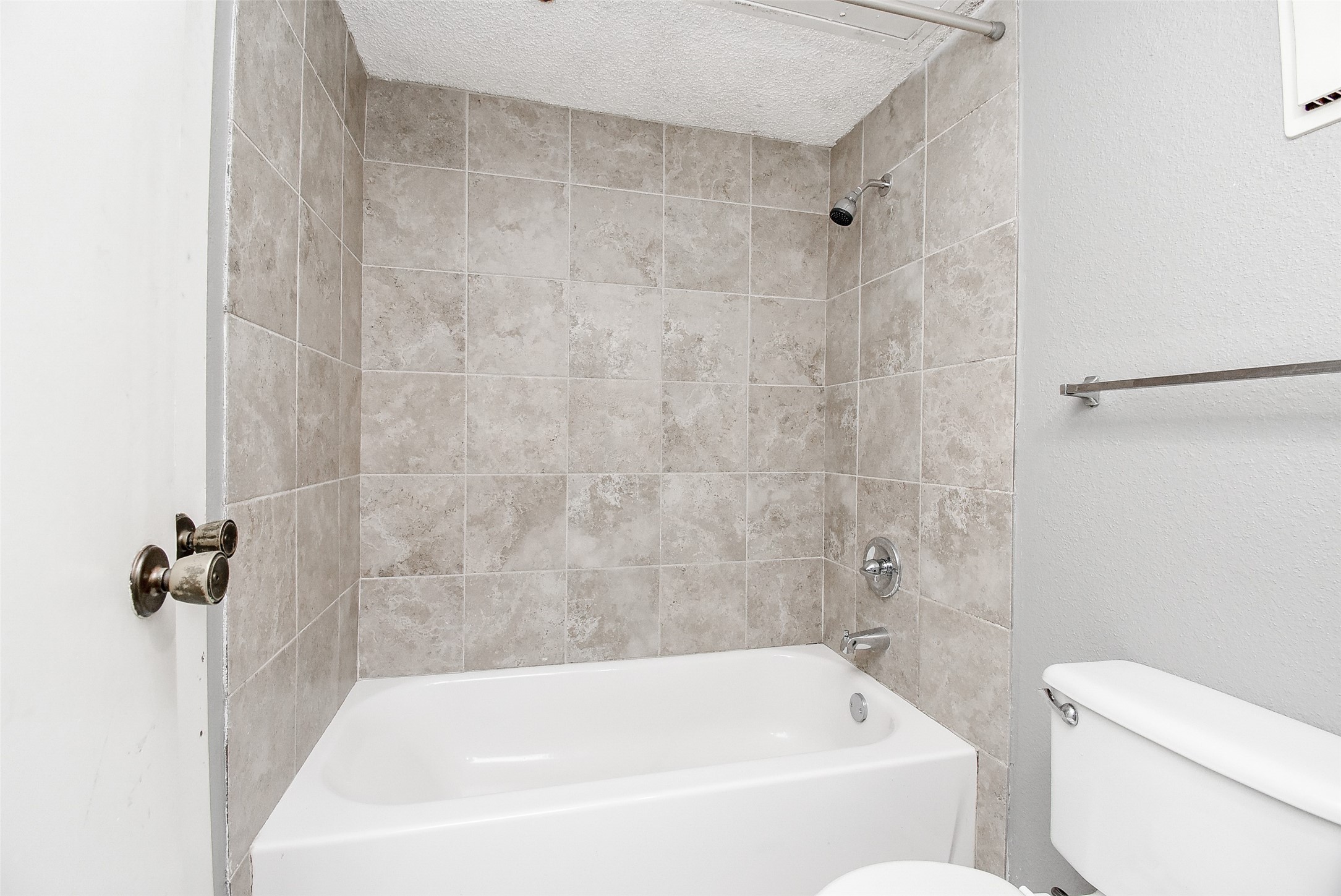 1515 Sandy Springs Road, Unit 1006 Houston, TX 77042 - Photo 15 of 35 a bathroom with a bathtub and shower