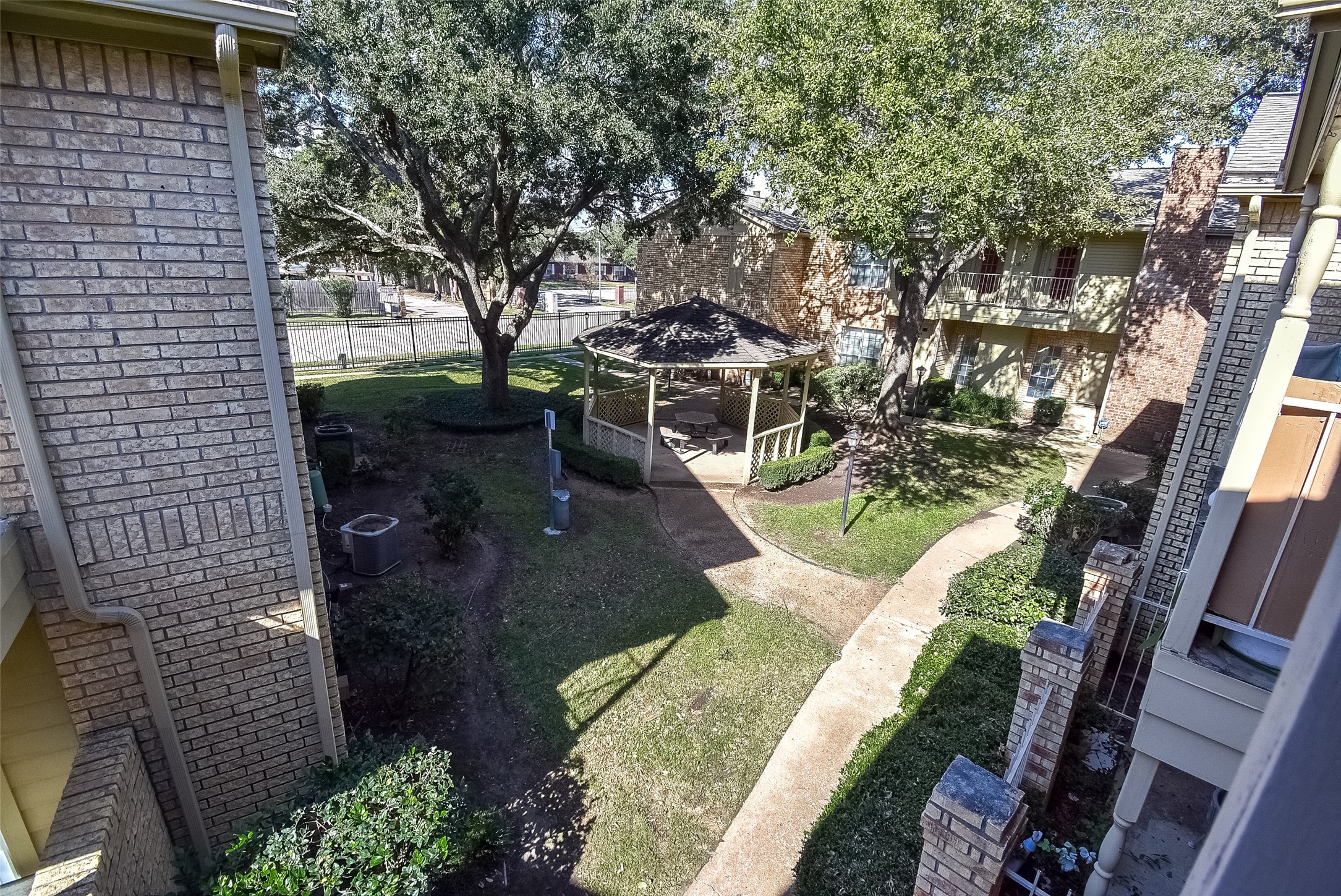 1515 Sandy Springs Road, Unit 1006 Houston, TX 77042 - Photo 18 of 35 a view of a backyard with sitting area