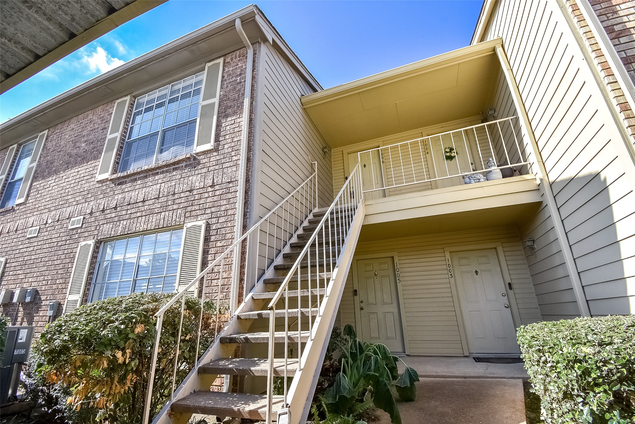 1515 Sandy Springs Road, Unit 1006 Houston, TX 77042 - Photo 21 of 35 a front view of a house
