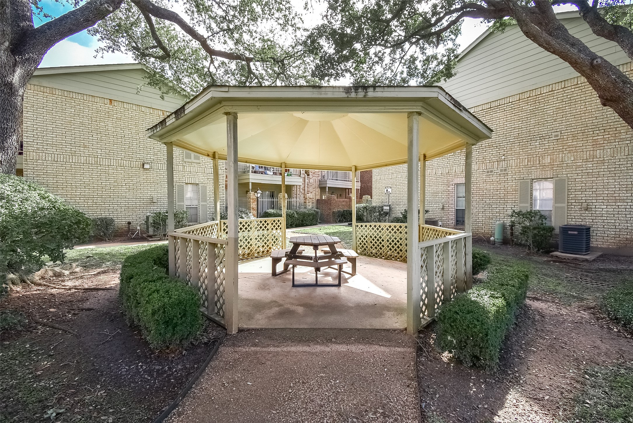 1515 Sandy Springs Road, Unit 1006 Houston, TX 77042 - Photo 34 of 35 a view of outdoor space yard deck patio and outdoor kitchen