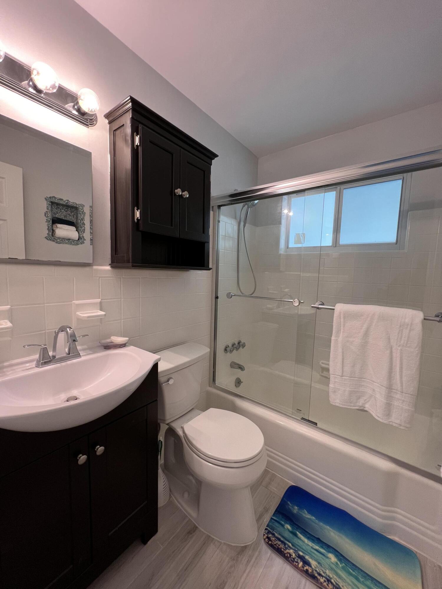 2011 Northeast 31st Street Lighthouse Point, FL 33064 - Photo 29 of 42 Main Bathroom