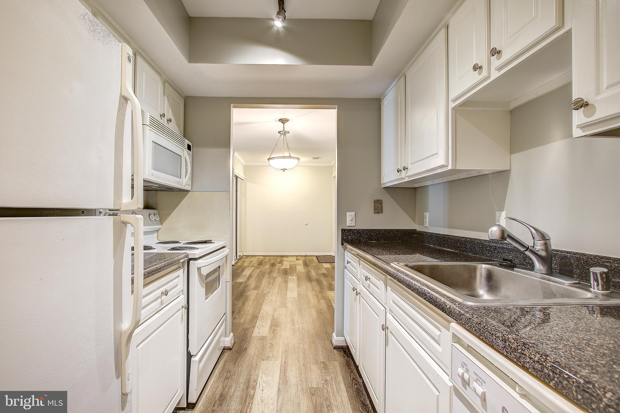 18324 Streamside Drive, Unit 302 Gaithersburg, MD 20879 - Photo 17 of 31 Lovely White Kitchen