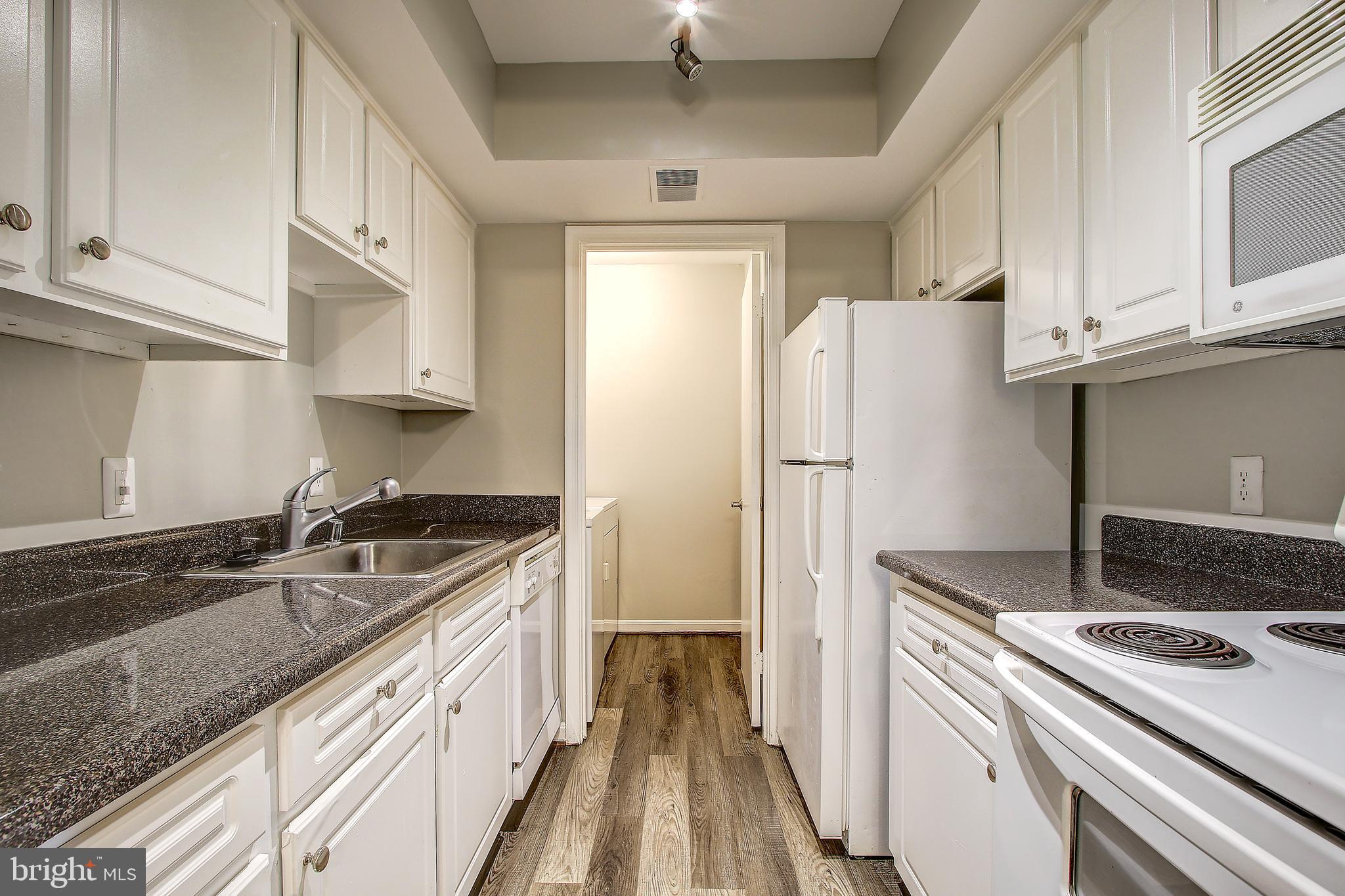 18324 Streamside Drive, Unit 302 Gaithersburg, MD 20879 - Photo 19 of 31 Lovely White Kitchen