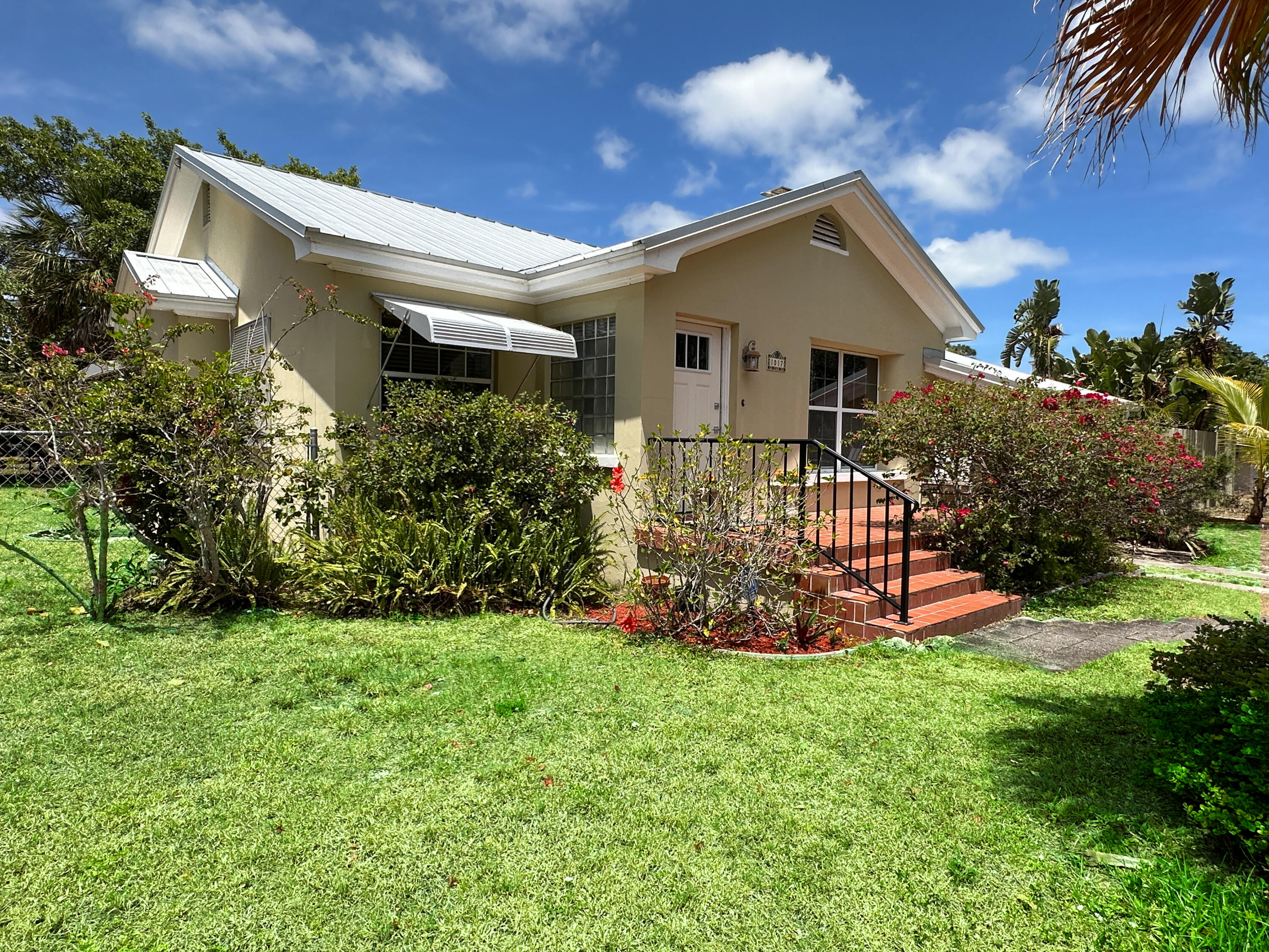 1017 Colonial Road Fort Pierce, FL 34950 - Photo 3 of 26 Front