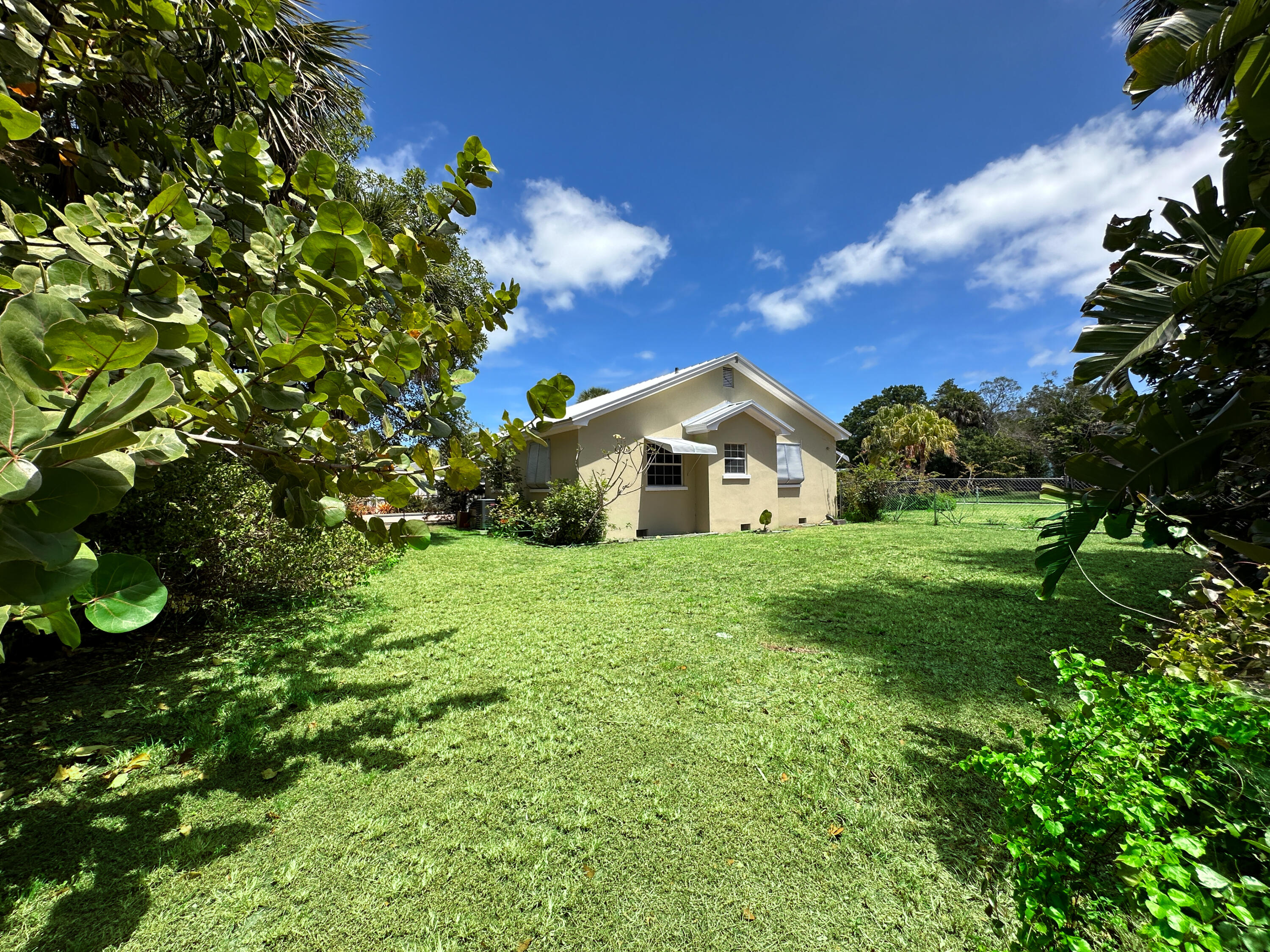 1017 Colonial Road Fort Pierce, FL 34950 - Photo 5 of 26 IMG_0409