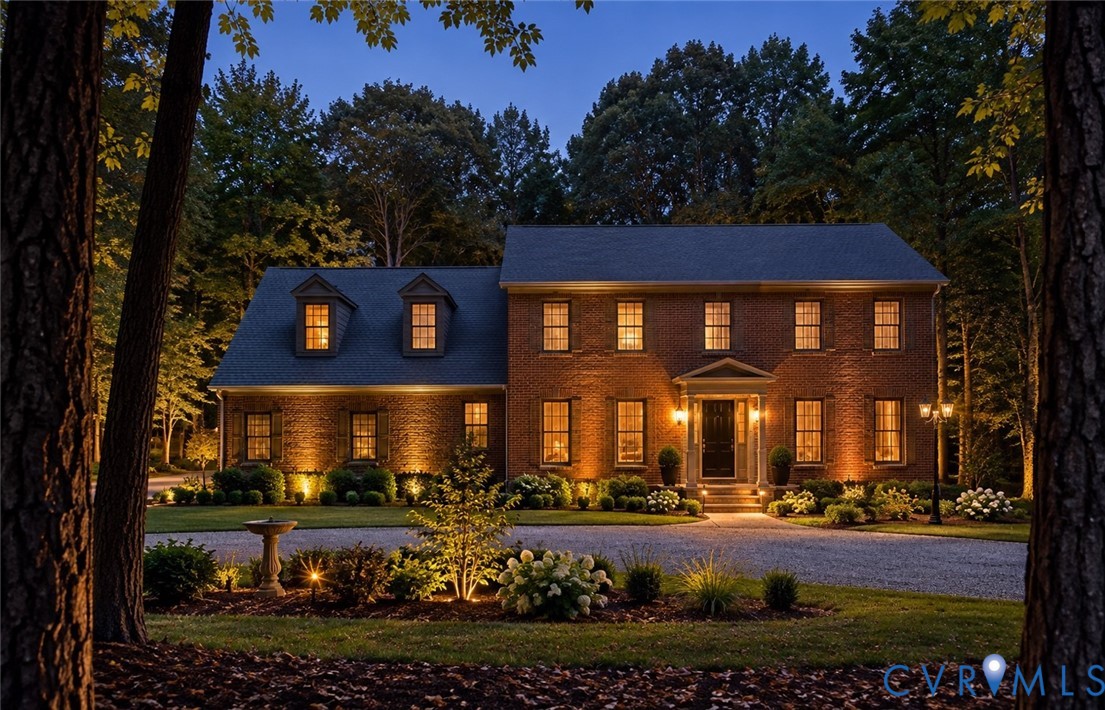 Brick colonial-style residence with a prominent en
