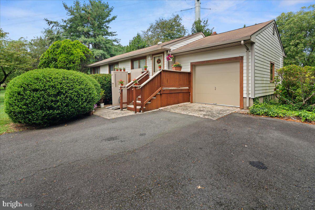260 Friendship Road Monmouth Junction, NJ 08852 - Photo 2 of 45 Gallery Image 2