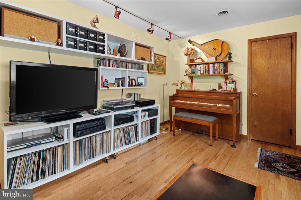 260 Friendship Road Monmouth Junction, NJ 08852 - Photo 4 of 45 Gallery Image 4