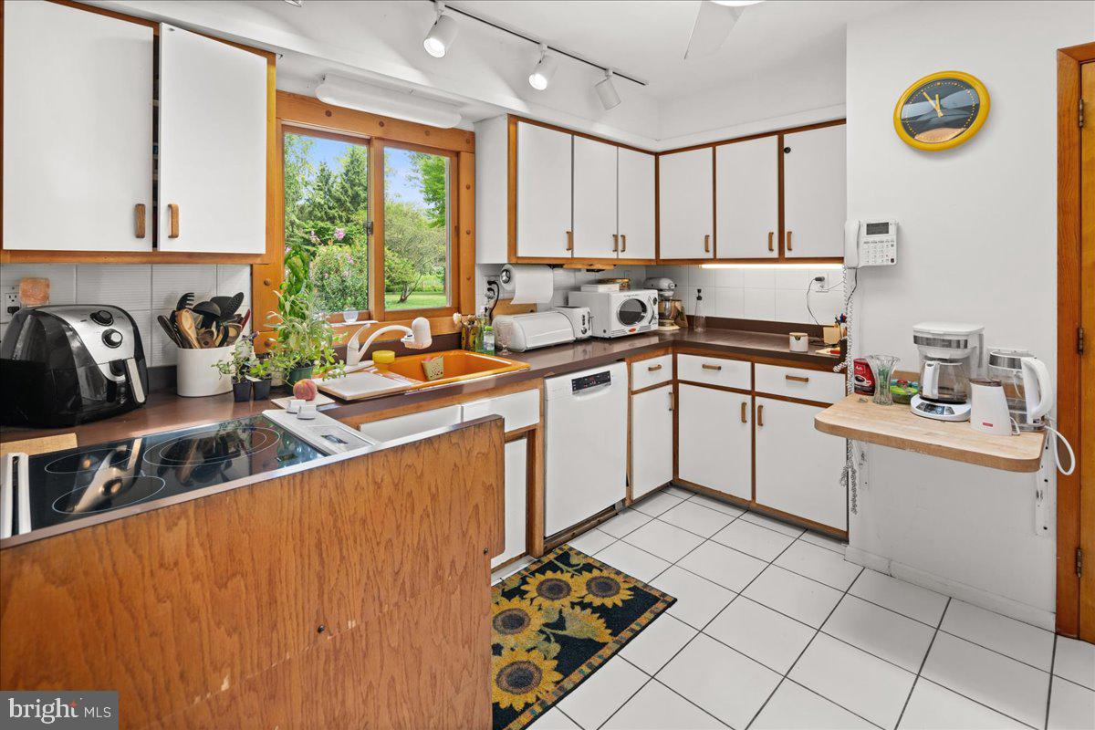 260 Friendship Road Monmouth Junction, NJ 08852 - Photo 9 of 45 Gallery Image 9