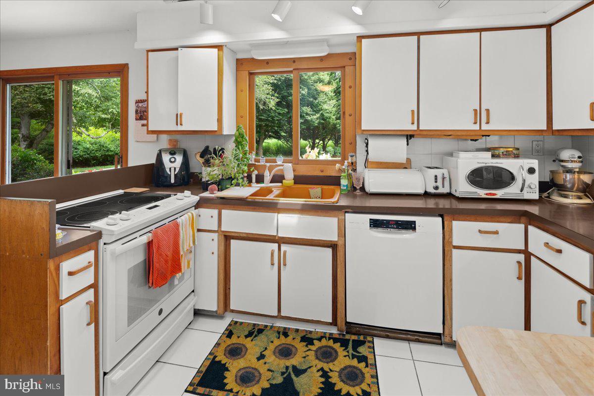 260 Friendship Road Monmouth Junction, NJ 08852 - Photo 10 of 45 Gallery Image 10
