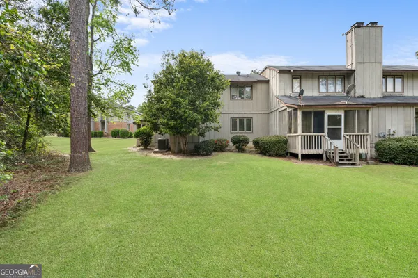 a view of a house with backyard and garden