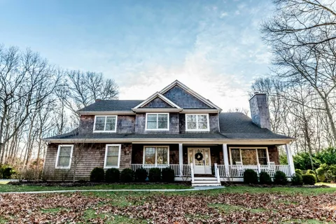 14 Spinnaker Way, Southampton, NY 11968