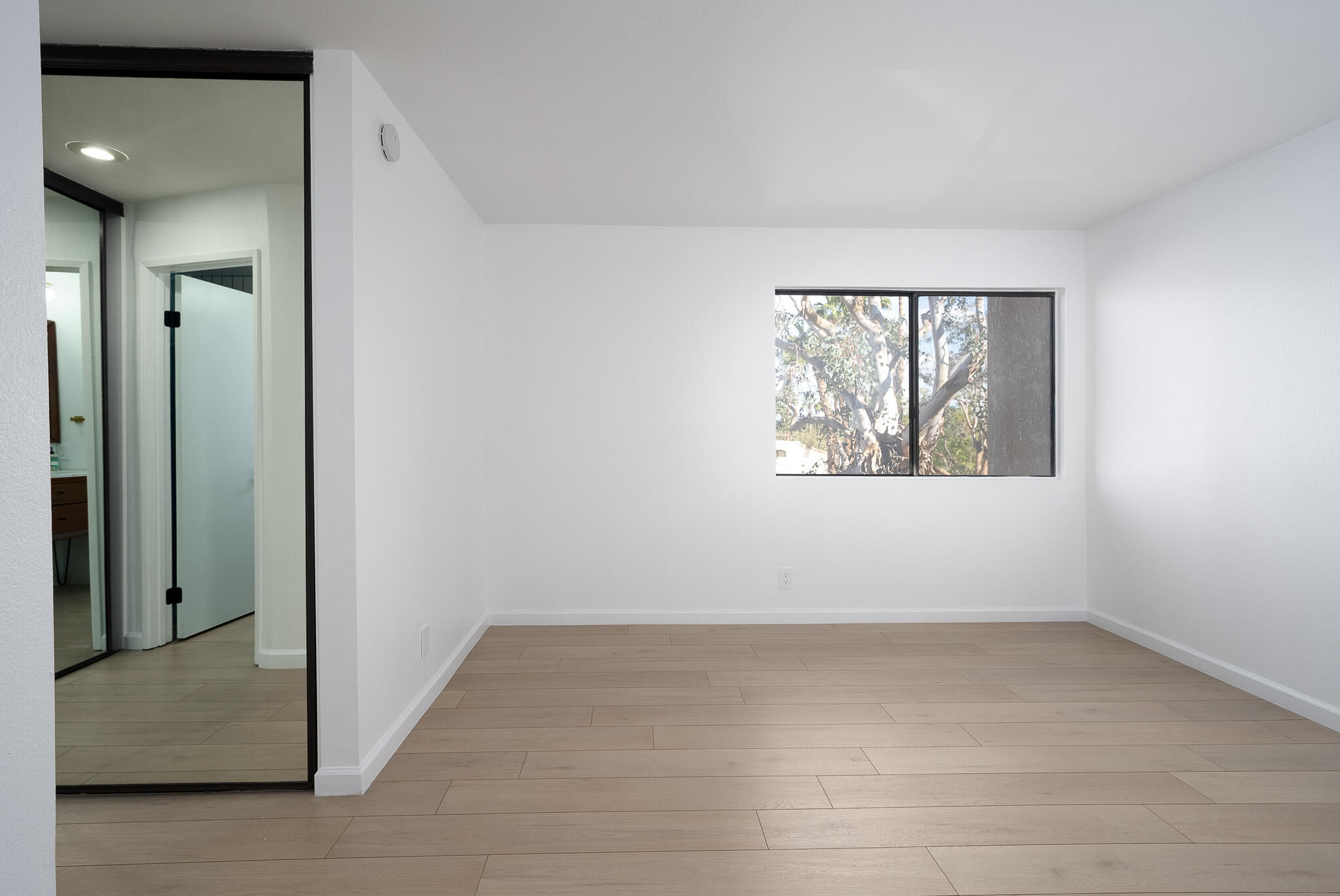 200 East Racquet Club Road, Unit 24 Palm Springs, CA 92262 - Photo 32 of 58 an empty room with a window
