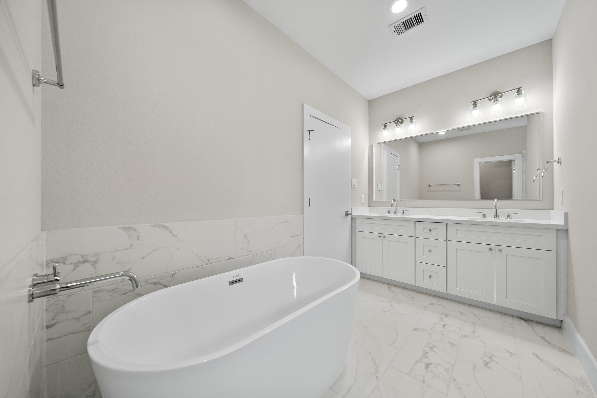 7522 Sandle Street Houston, TX 77088 - Photo 20 of 26 a spacious bathroom with a tub sink and mirror