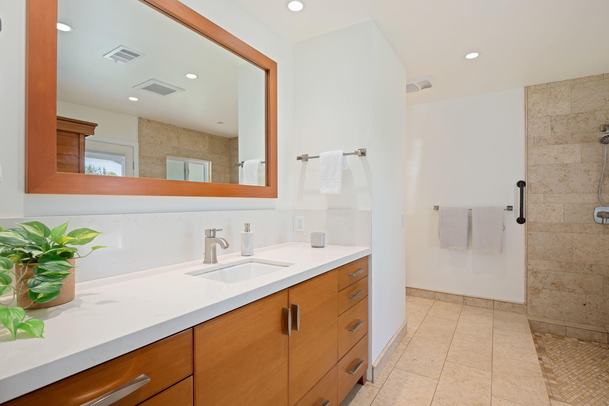 1111 Crestline Drive Santa Barbara, CA 93105 - Photo 22 of 38 22 - Primary Bathroom