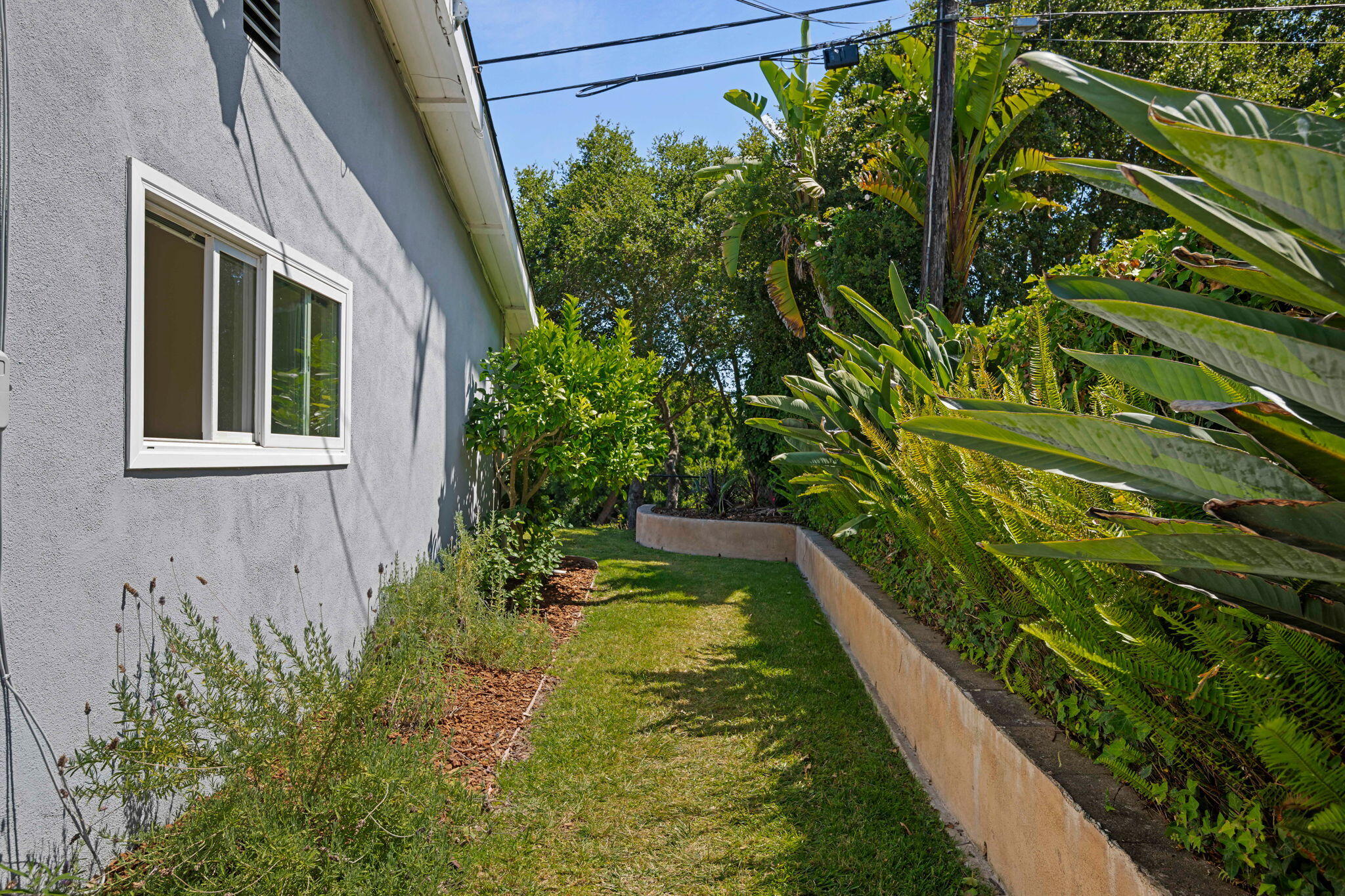 1111 Crestline Drive Santa Barbara, CA 93105 - Photo 31 of 38 31 - Side Yard
