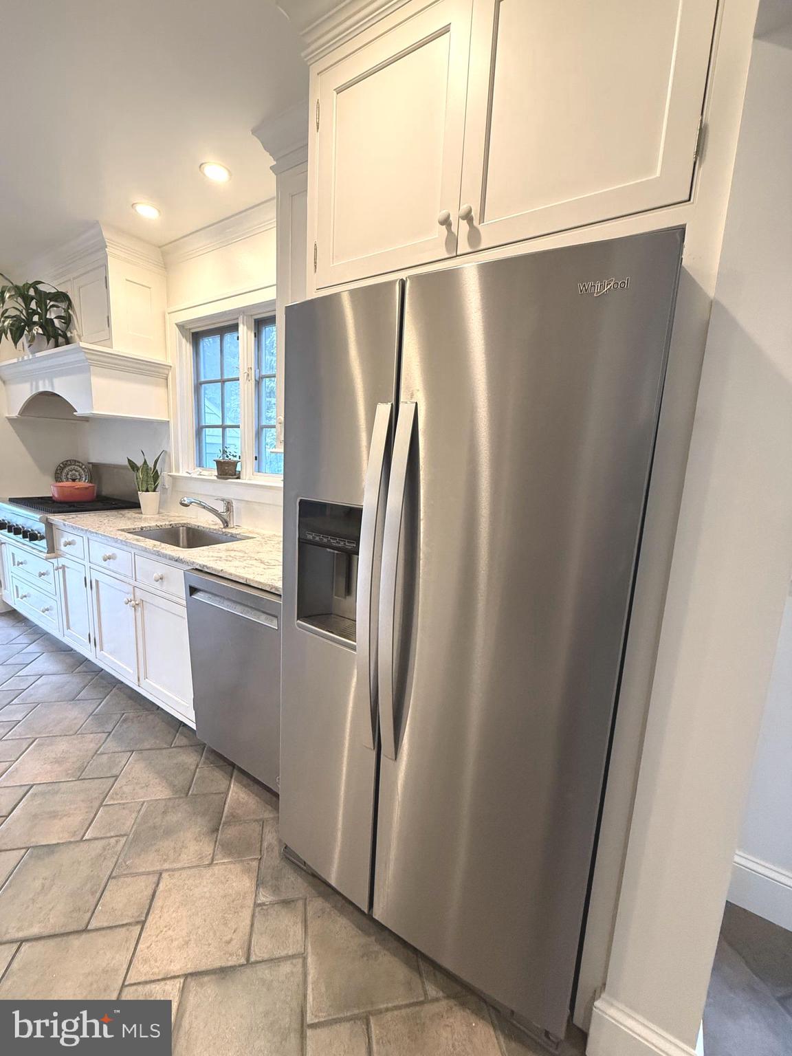 160 Springdale Road Princeton, NJ 08540 - Photo 9 of 38 Custom cabinets and hood