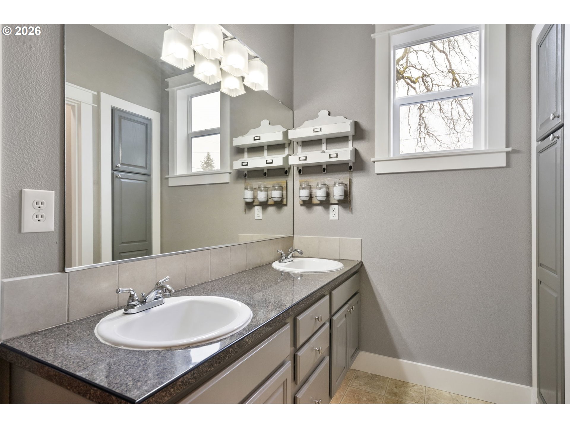 9250 Southwest Sagert Street Tualatin, OR 97062 - Photo 18 of 36 Owner's Suite Bathroom