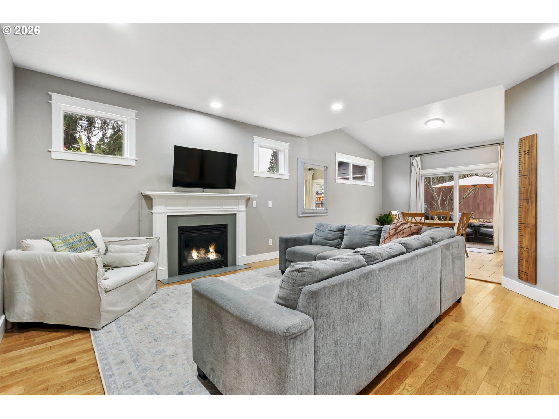 9250 Southwest Sagert Street Tualatin, OR 97062 - Photo 5 of 36 Living Room