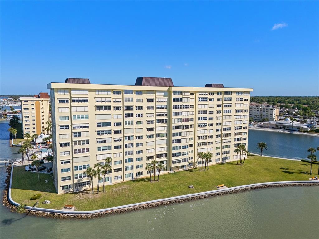 4775 Cove Circle, Unit 103 St. Petersburg, FL 33708 - Photo 44 of 61 a view of a large building