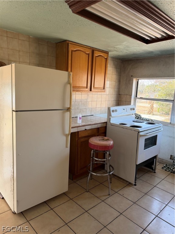 1274 Hookers Point Road Clewiston, FL 33440 - Photo 9 of 16 a room with furniture a refrigerator and a table