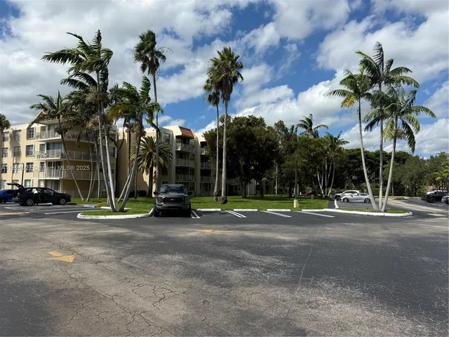$299,000 | 13100 Southwest 92nd Avenue, Unit APH7, Miami, FL 33176