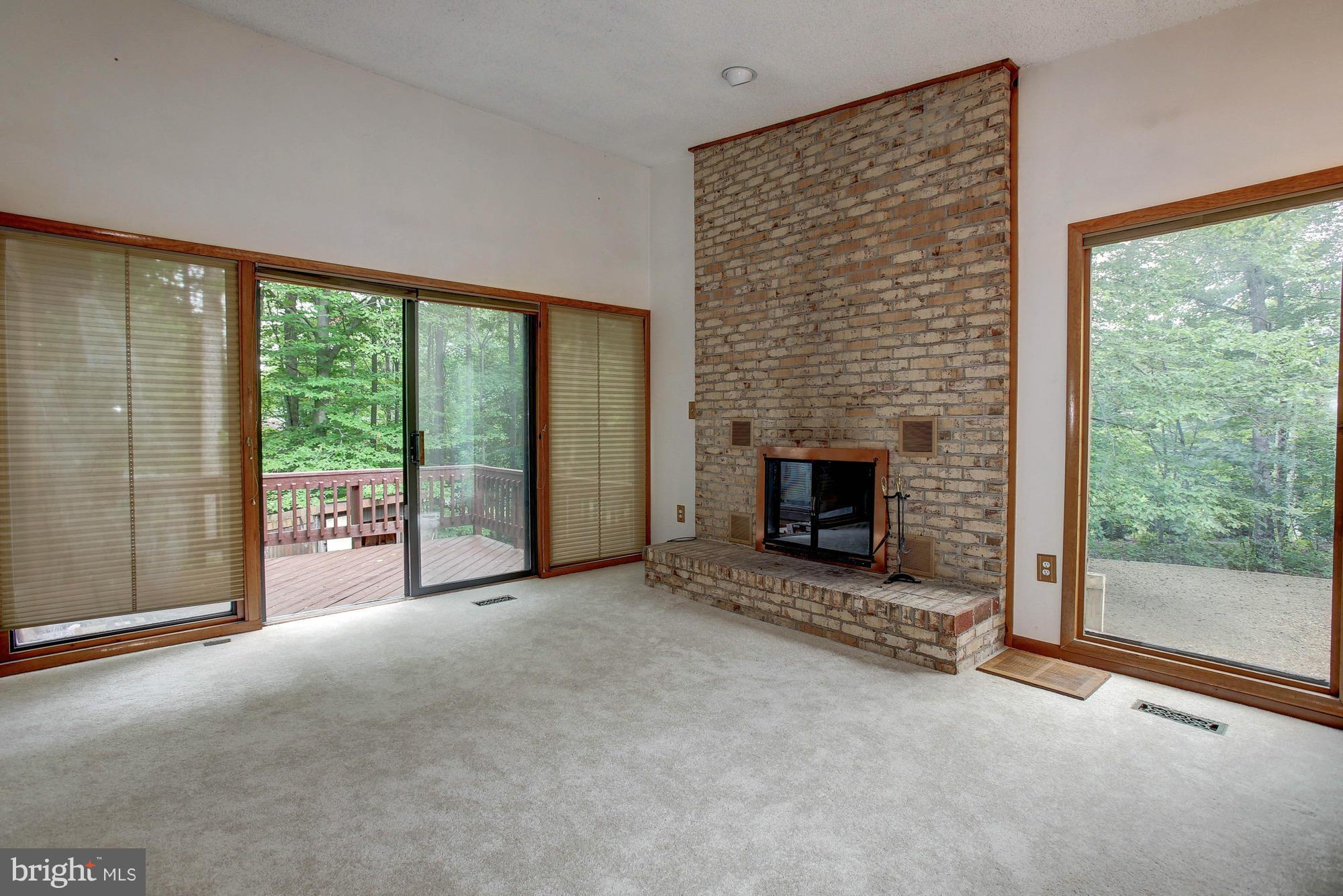 12371 Hunters Grove Road Manassas, VA 20112 - Photo 5 of 30 Living Room