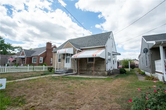 a view of a house with a yard