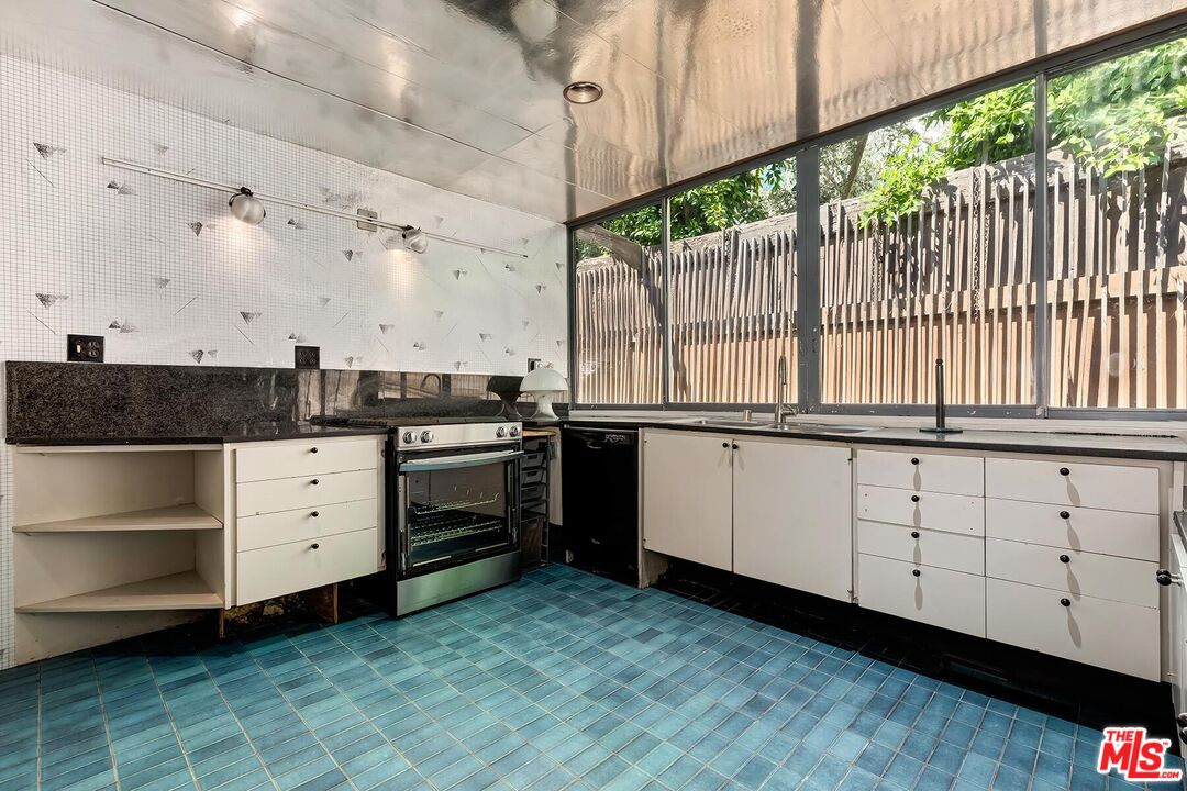 515 North Roxbury Drive Beverly Hills, CA 90210 - Photo 13 of 24