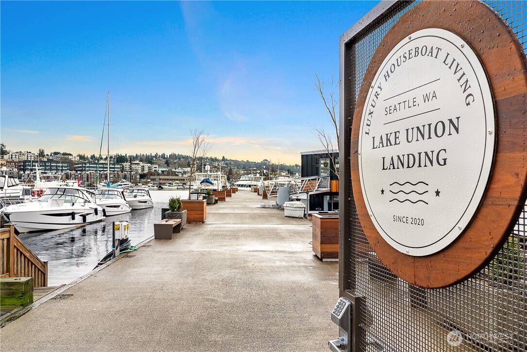 2309 North Northlake Way, Unit 10 Seattle, WA 98103 - Photo 5 of 5 an outdoor space with a table and chairs
