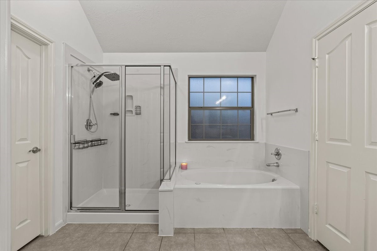 3911 Palm Crest Drive Rosharon, TX 77583 - Photo 31 of 47 Primary Bathroom with soaking tub
