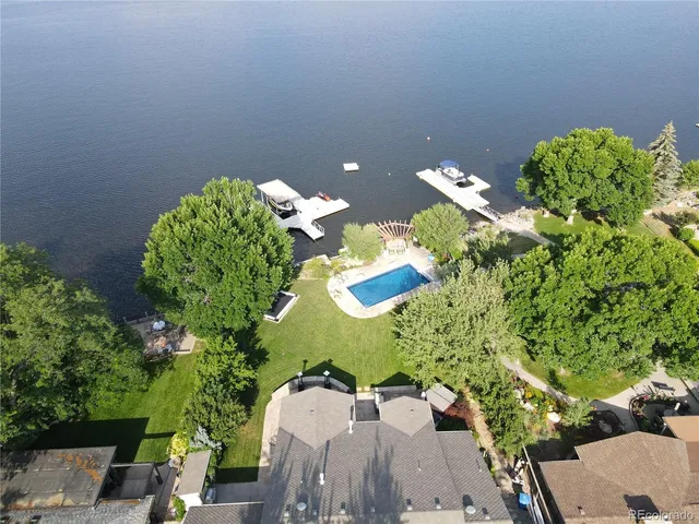 a view of a bunch of flowers in a garden