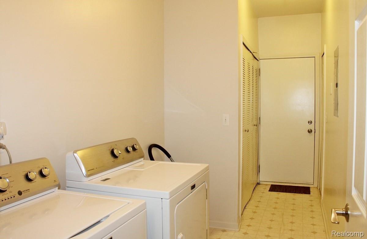 11696 Farmington Road Livonia, MI 48150 - Photo 30 of 39 IMG_7446.JPG