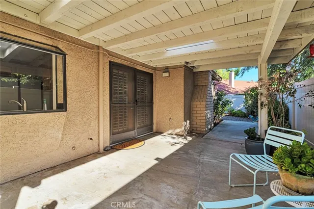 a view of entryway of the house