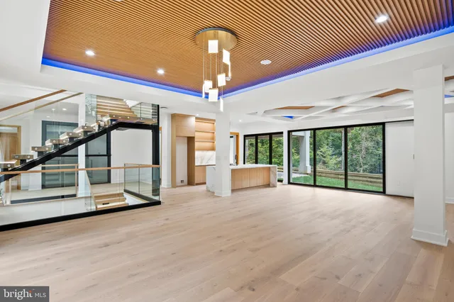 a view of empty room with window