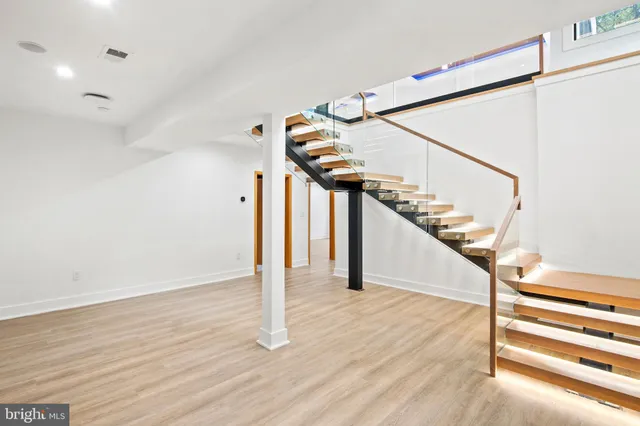 a view of a house with backyard and garden