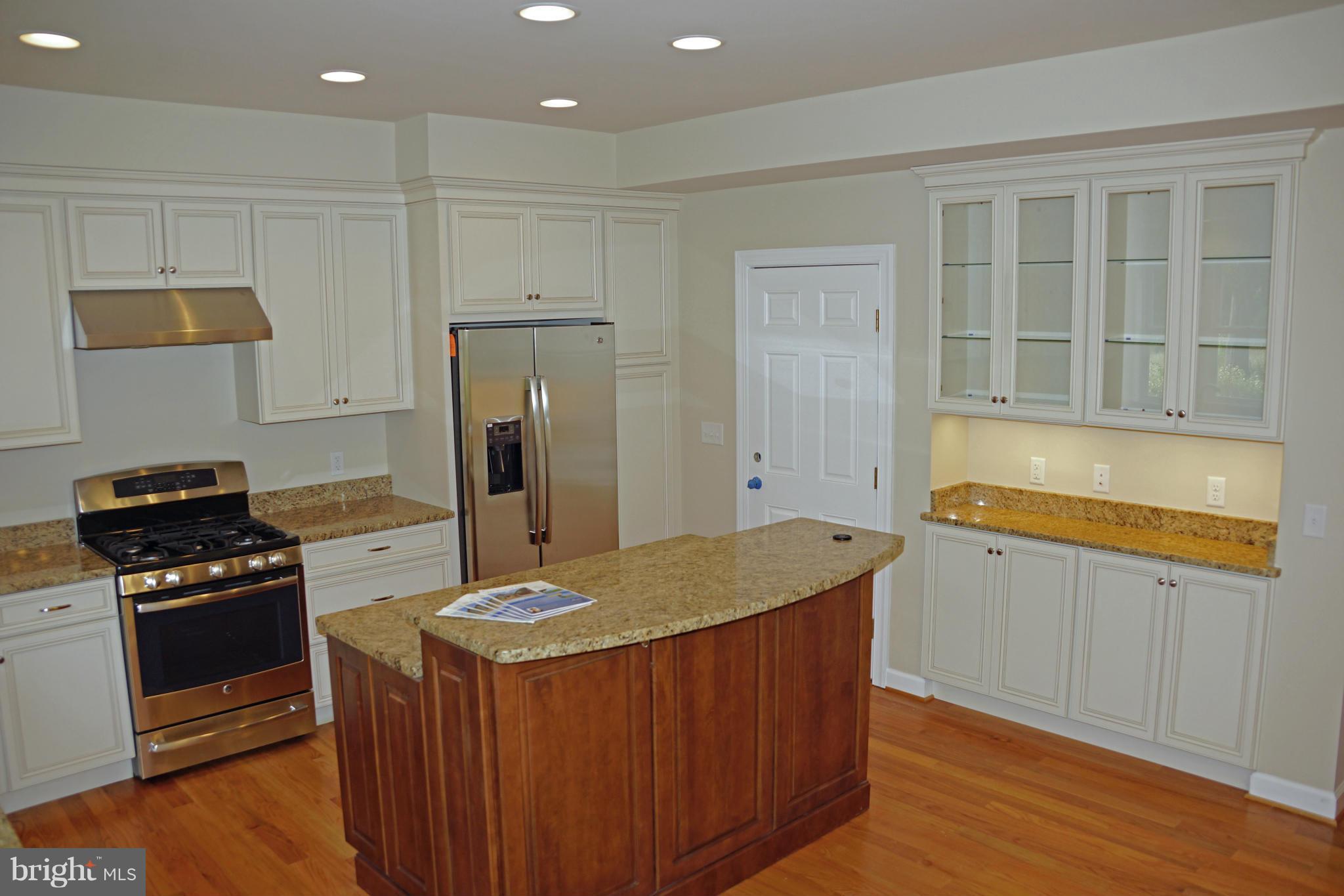 941 Winding Road Edgewater, MD 21037 - Photo 8 of 27 Granite Tops/Glass Cabs/9' ceilings Main Level