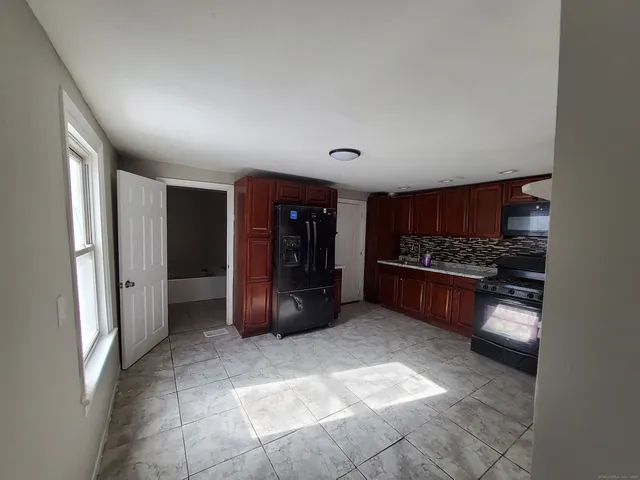 $2,000 | 52 Daggett Street, New Haven, CT 06519