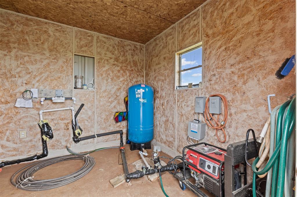 2900 Peel Road Springtown, TX 76082 - Photo 26 of 34 a room with gym equipment