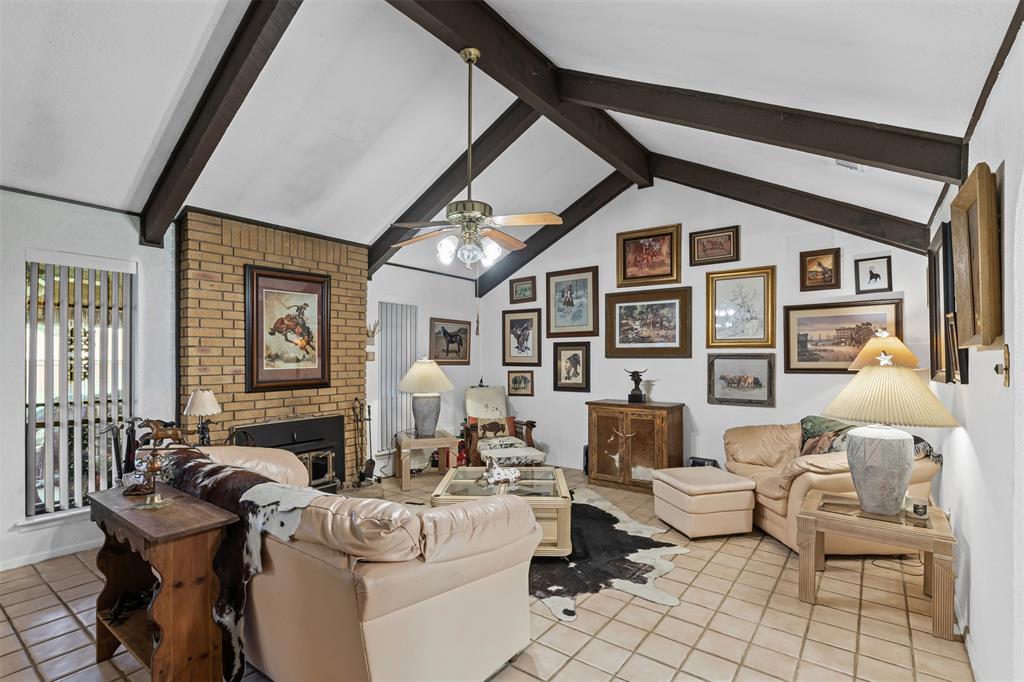2900 Peel Road Springtown, TX 76082 - Photo 10 of 34 a living room with furniture