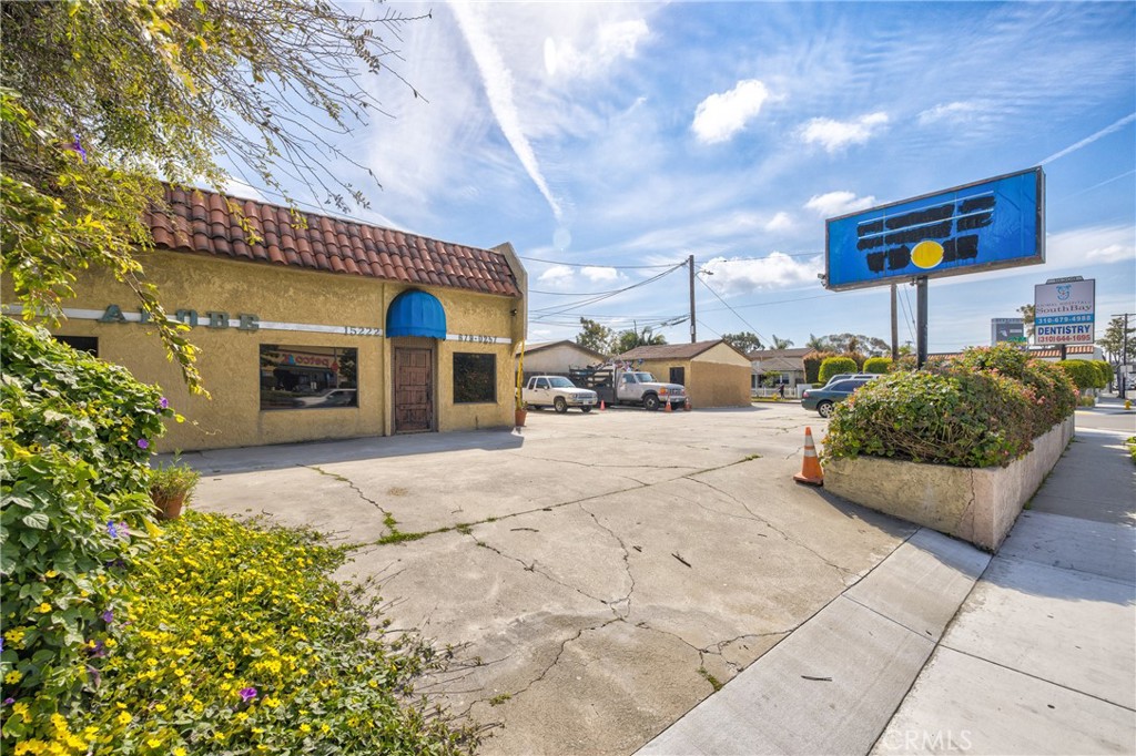 15216 Inglewood Avenue Lawndale, CA 90260 - Photo 20 of 23 a view of a couches in patio of the house