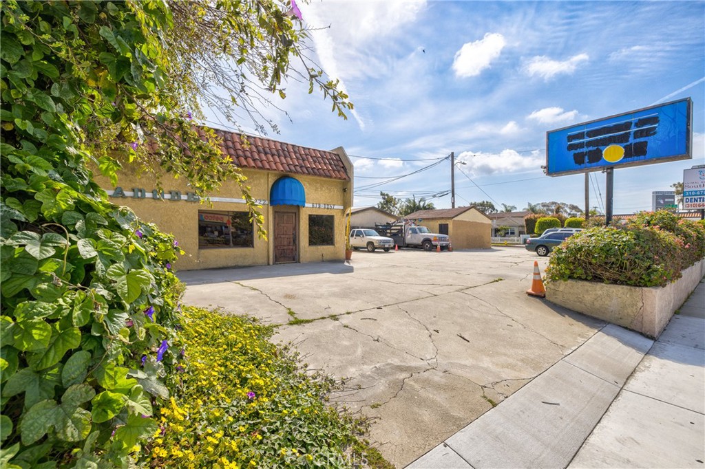 15216 Inglewood Avenue Lawndale, CA 90260 - Photo 21 of 23 a view of a house with a patio