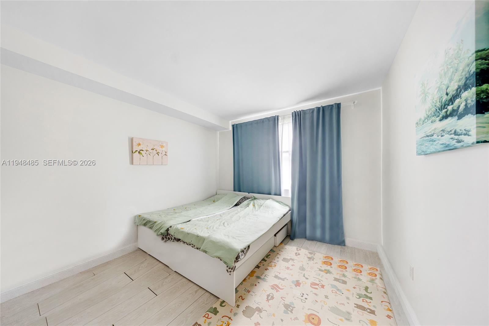 17145 North Bay Road, Unit 4506 Sunny Isles Beach, FL 33160 - Photo 7 of 10 a living room with a bed