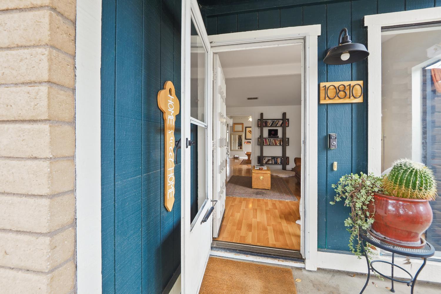 a view of lobby with elevator