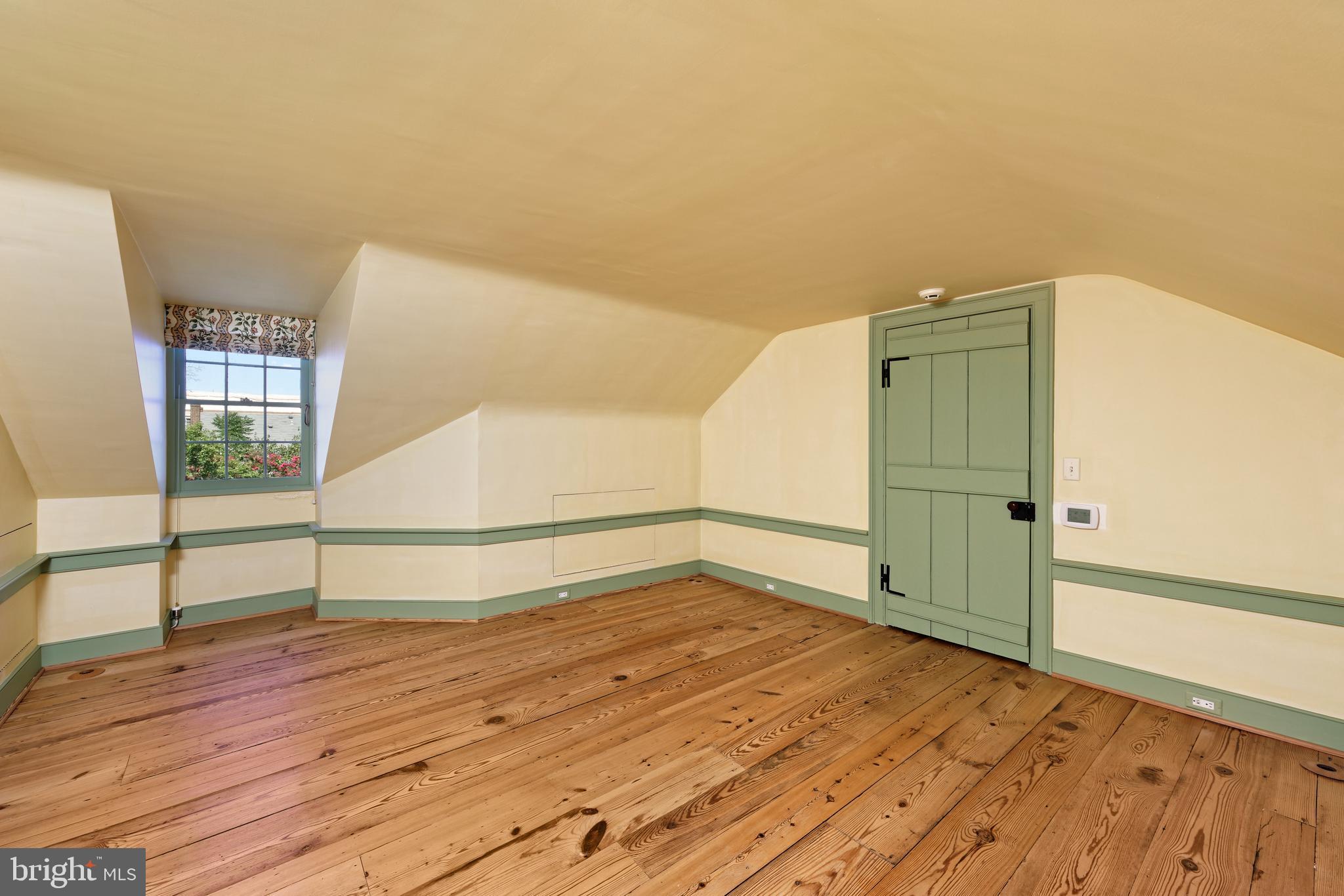 607 Oronoco Street Alexandria, VA 22314 - Photo 23 of 41 Bedroom with en suite bath