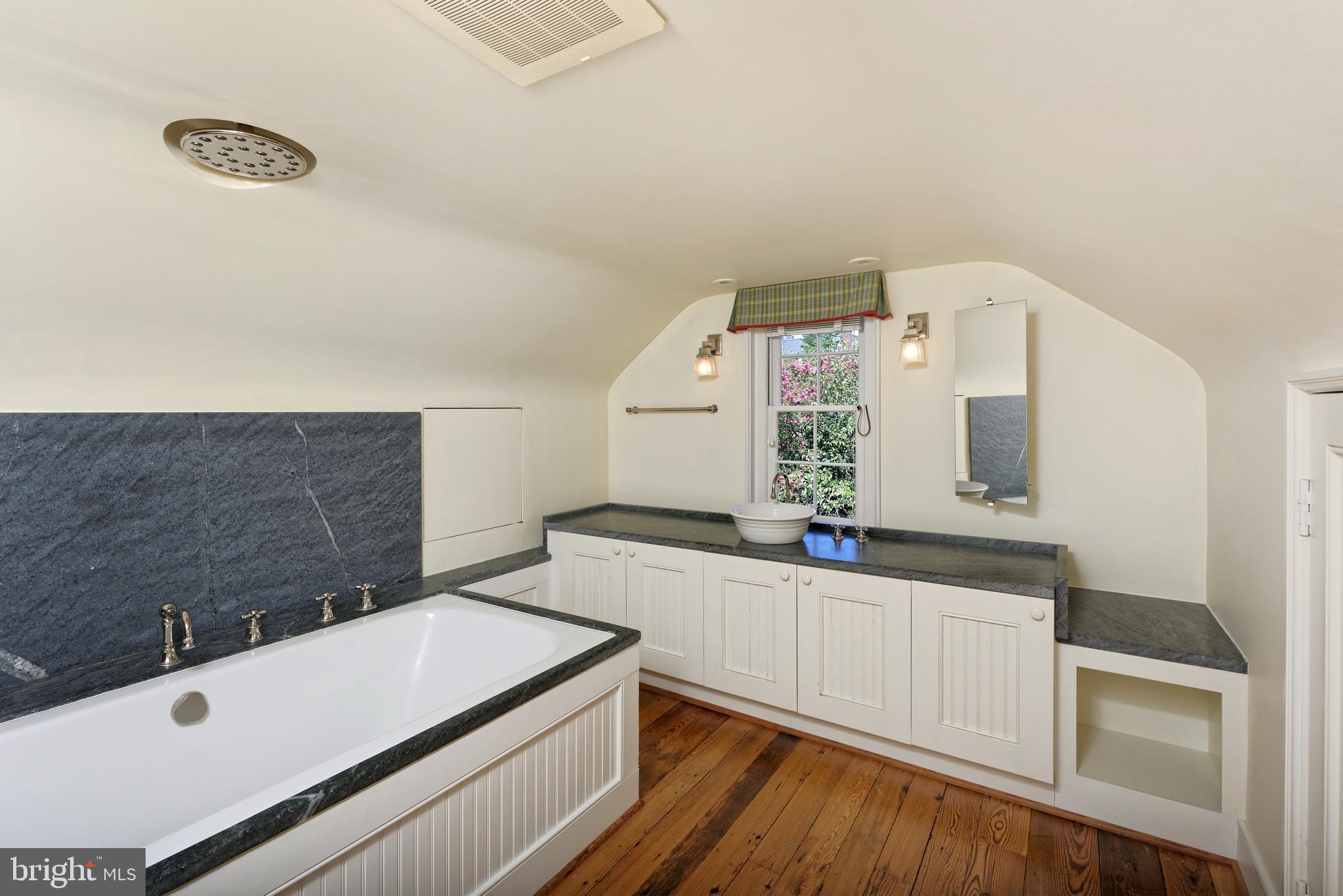 607 Oronoco Street Alexandria, VA 22314 - Photo 24 of 41 Upper level full bath