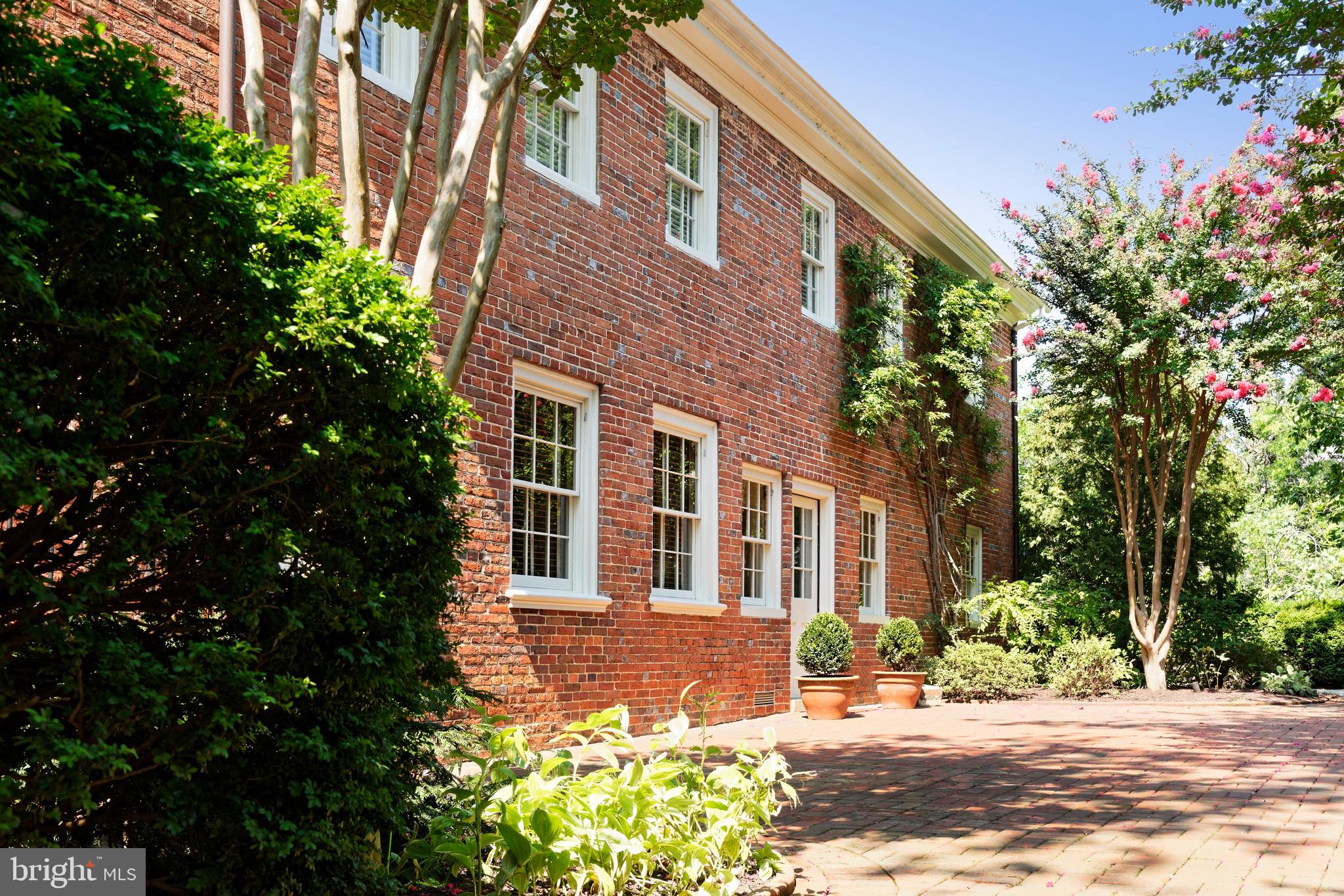 607 Oronoco Street Alexandria, VA 22314 - Photo 28 of 41 Side patio and kitchen entry